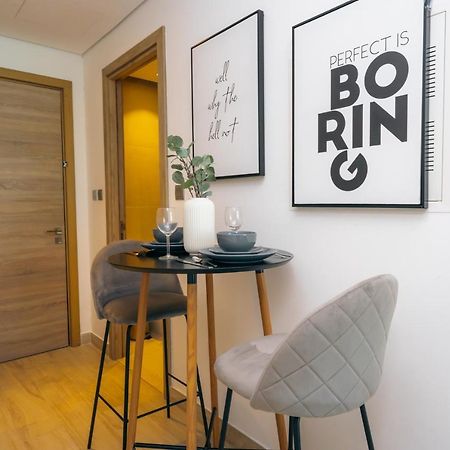Fam Living - Marina Marvel - Studio Apartment With Breathtaking Views In Studio One Tower Dubai Eksteriør bilde