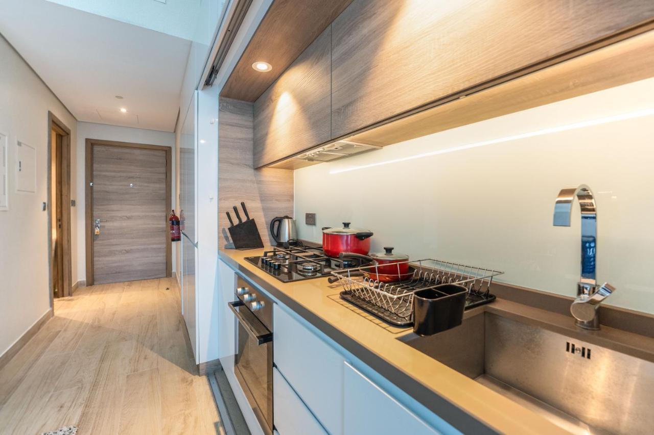 Fam Living - Marina Marvel - Studio Apartment With Breathtaking Views In Studio One Tower Dubai Eksteriør bilde