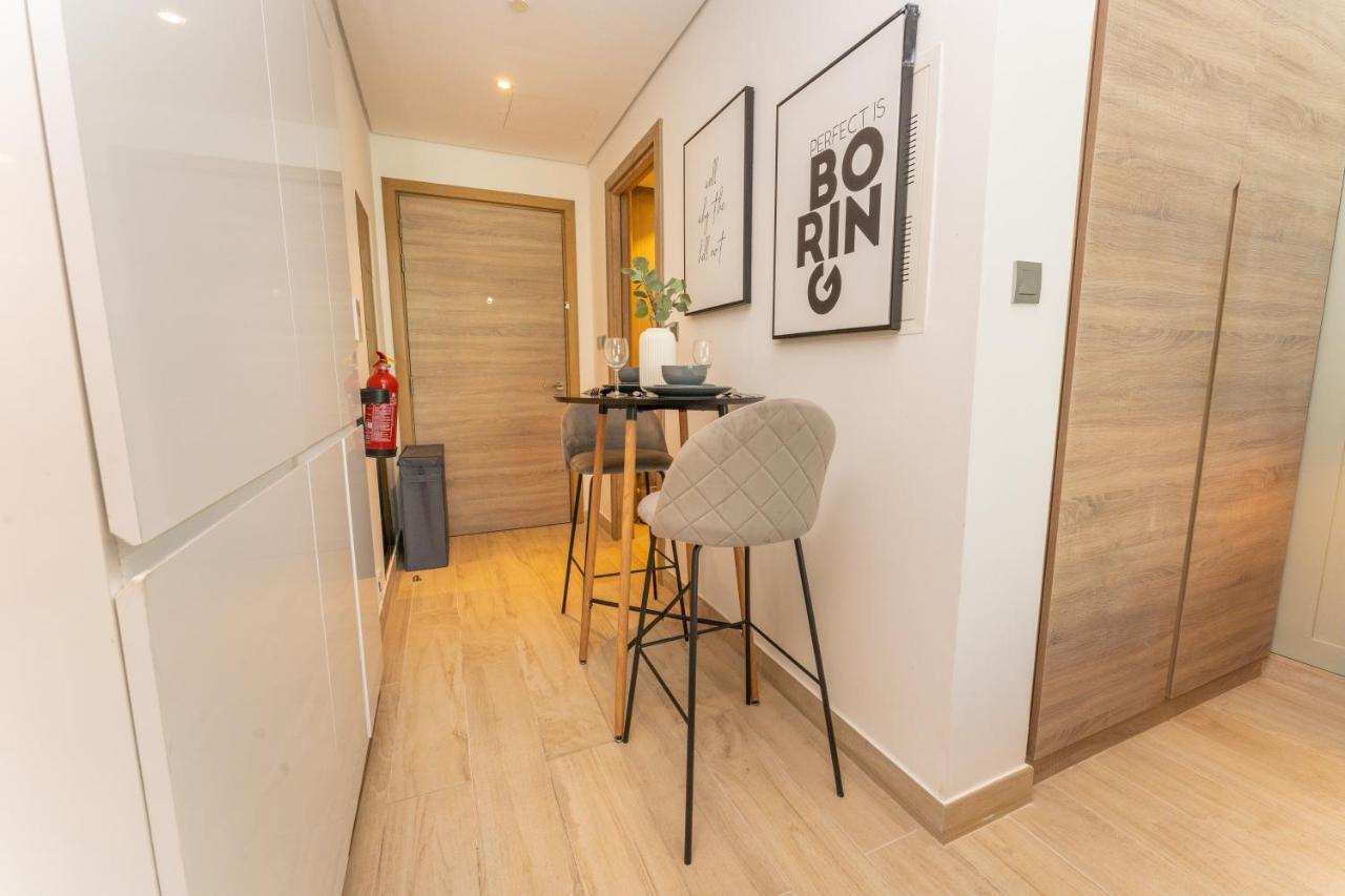 Fam Living - Marina Marvel - Studio Apartment With Breathtaking Views In Studio One Tower Dubai Eksteriør bilde